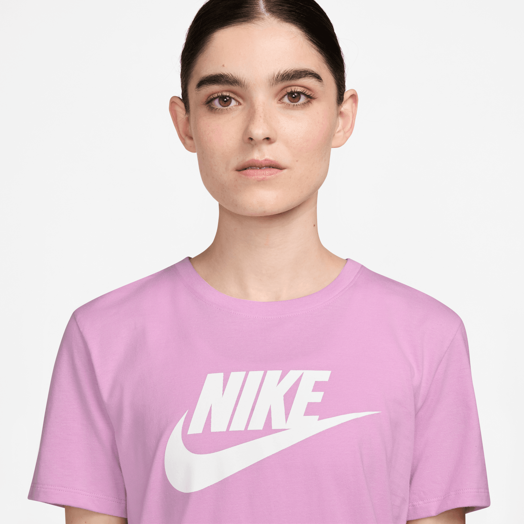 NIKE SPORTSWEAR ESSENTIALS WOMEN'S LOGO T-SHIRT