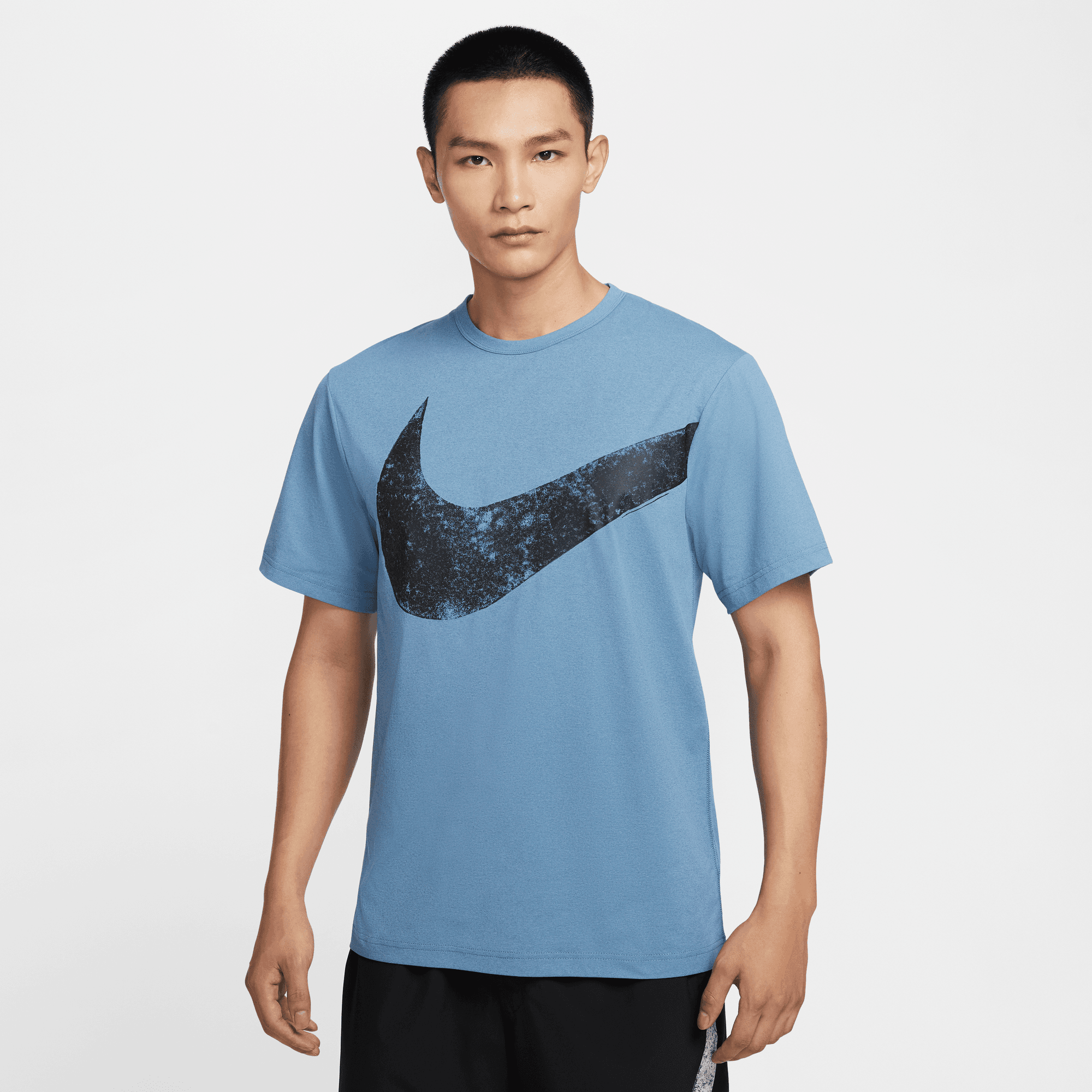 NIKE HYVERSE SWOOSH MEN'S DRI-FIT SHORT-SLEEVE FITNESS TOP