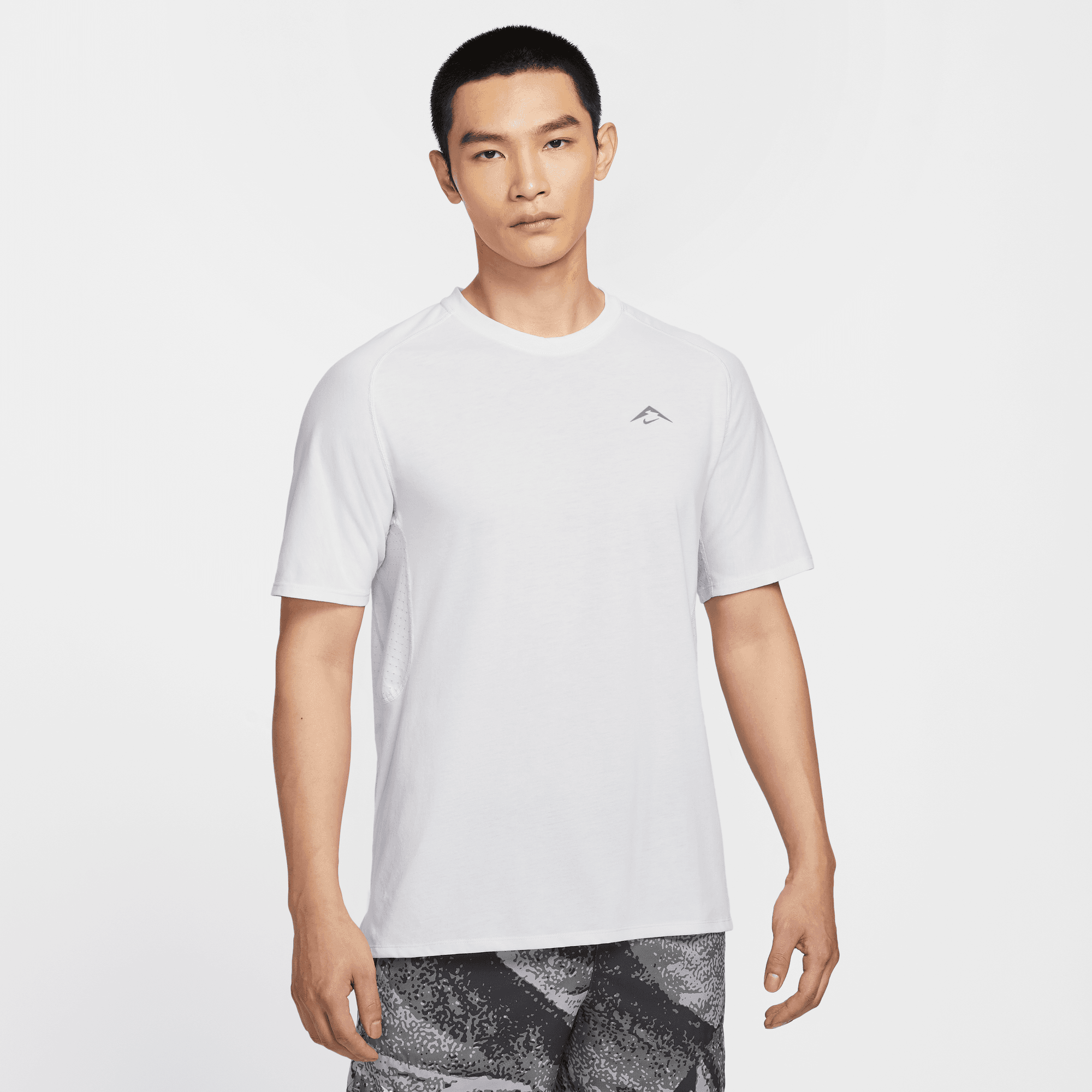 NIKE SOLAR CHASE MEN'S DRI-FIT ADV SHORT-SLEEVE RUNNING TOP