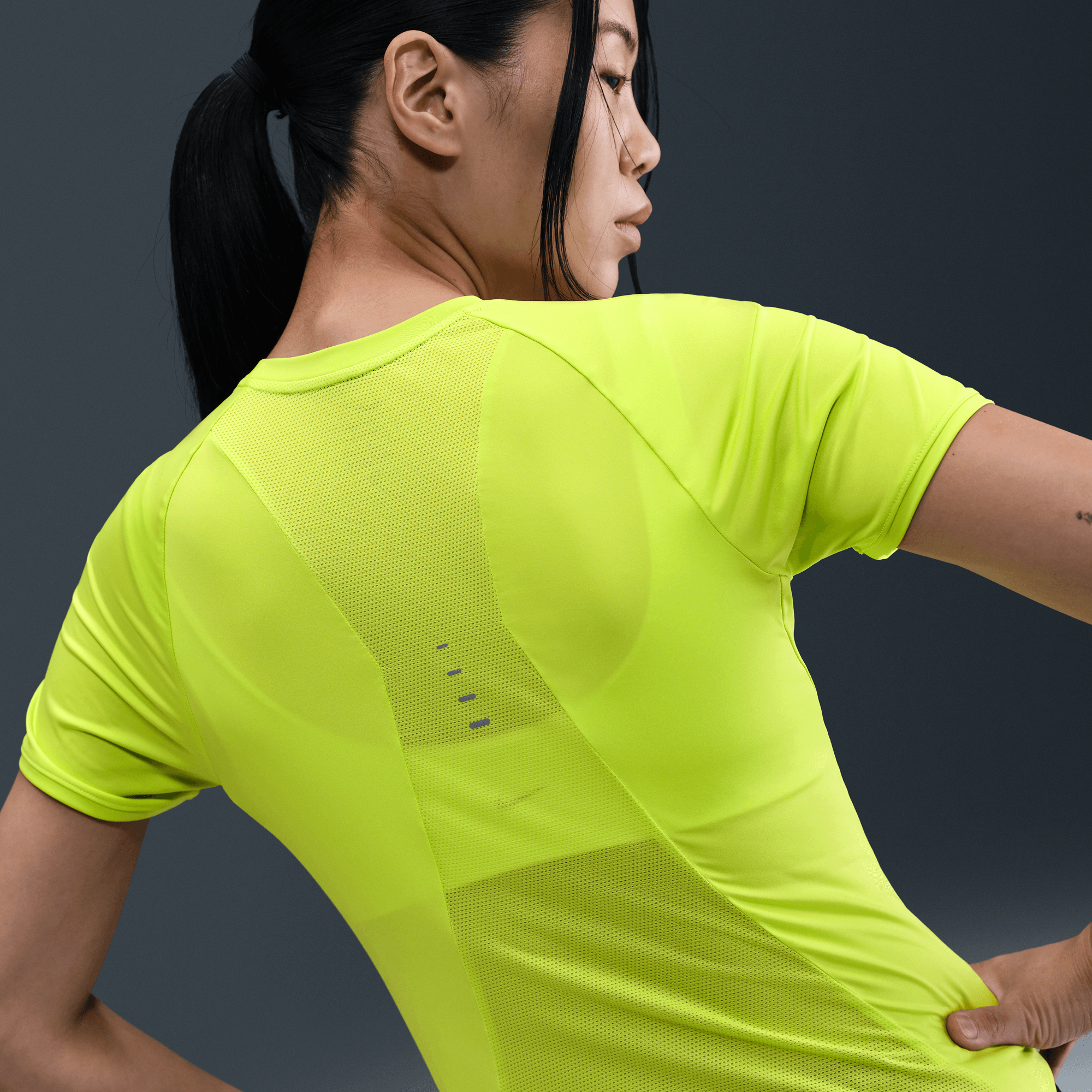 NIKE SWIFT WOMEN'S DRI-FIT SHORT-SLEEVE RUNNING TOP