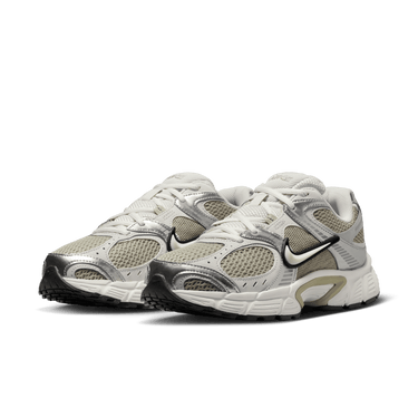 NIKE V5 RNR WOMEN'S SHOES WITH REFLECTIVE ACCENTS