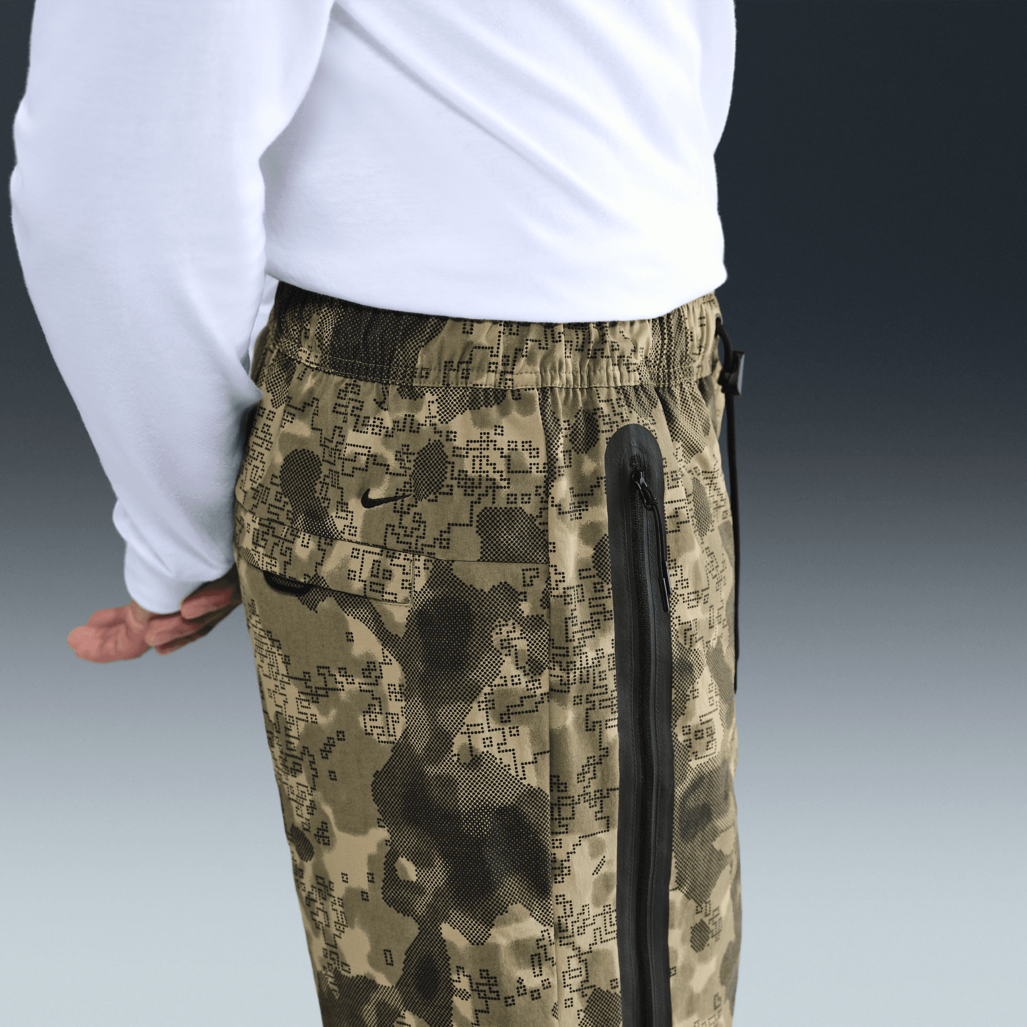 NIKE TECH MEN'S WOVEN SHORTS