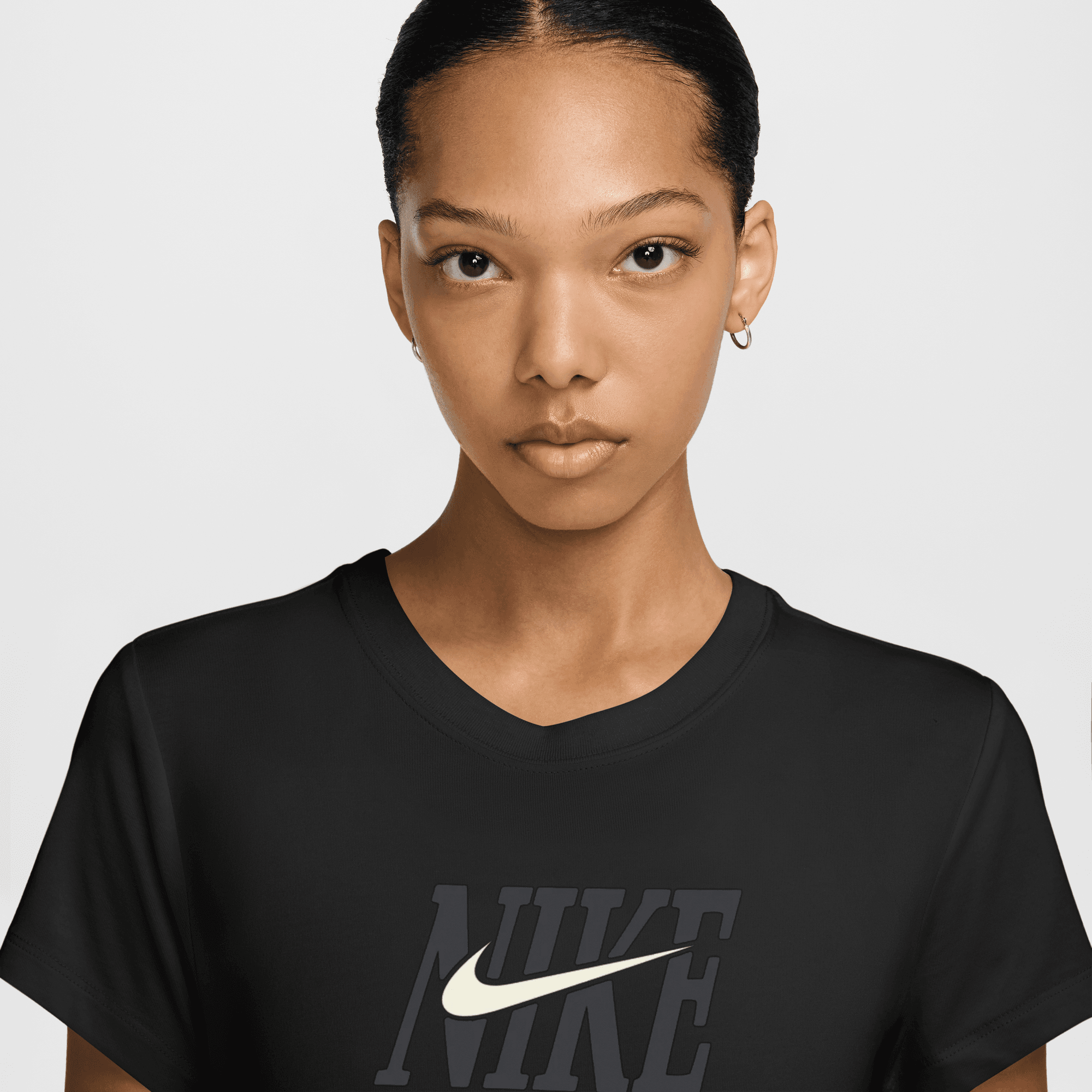 NIKE SPORTSWEAR WOMEN'S SLIM SHORT-SLEEVE GRAPHIC T-SHIRT