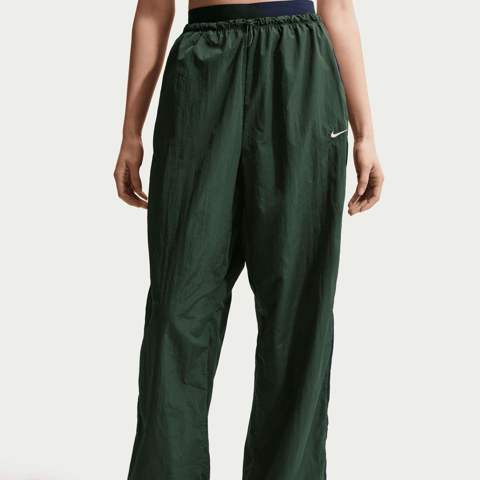 NIKE SPORTSWEAR WOMEN'S LOOSE HIGH-WAISTED PARACHUTE PANTS