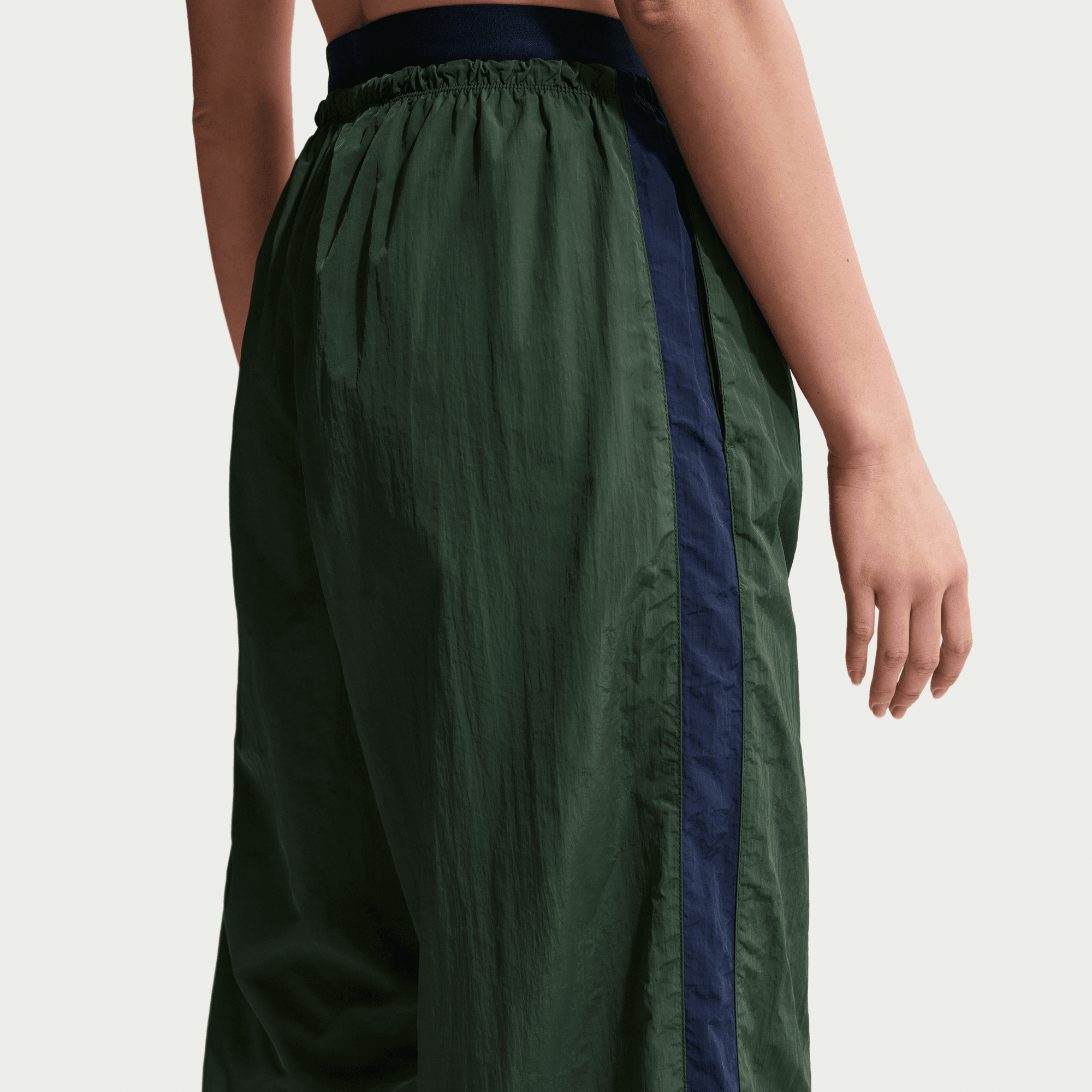 NIKE SPORTSWEAR WOMEN'S LOOSE HIGH-WAISTED PARACHUTE PANTS