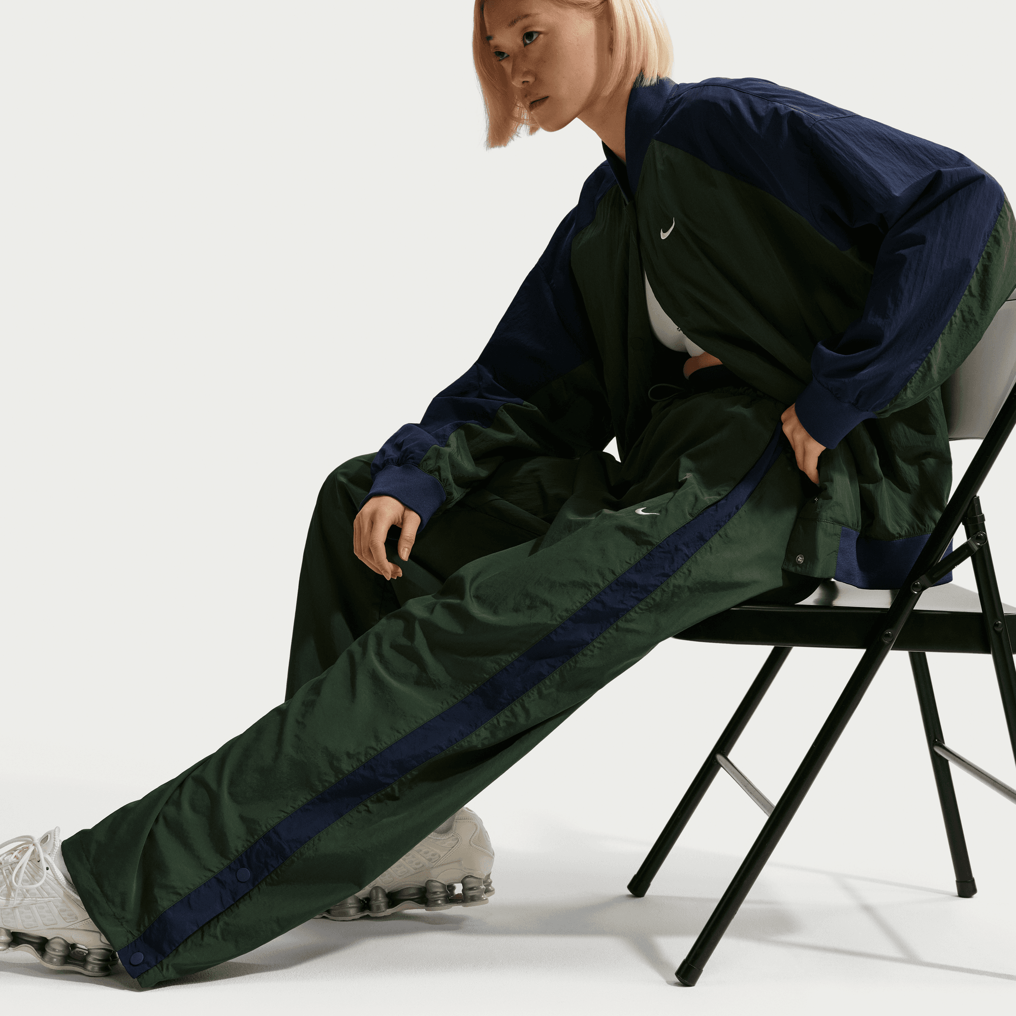 NIKE SPORTSWEAR WOMEN'S LOOSE HIGH-WAISTED PARACHUTE PANTS