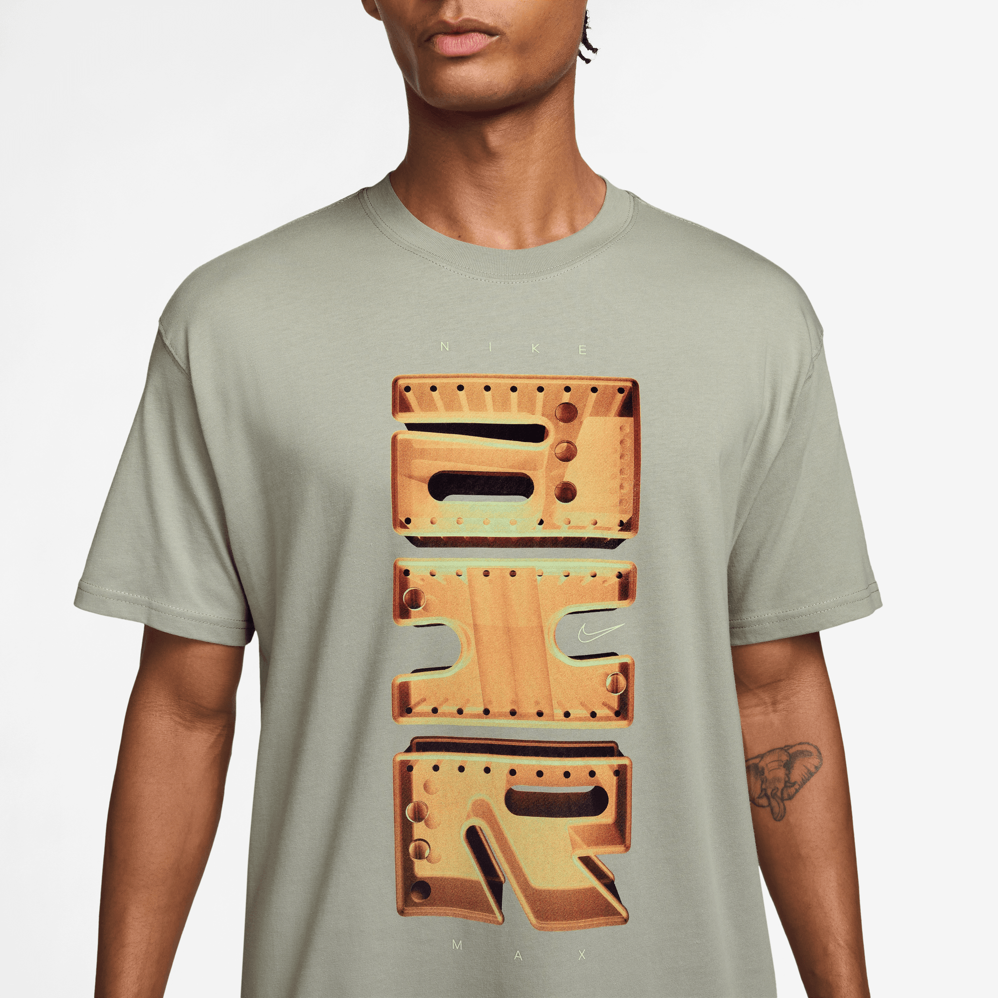 AS UNISEX NIKE SPORTSWEAR TEE LSE AM DAY PLUS