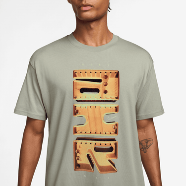 AS UNISEX NIKE SPORTSWEAR TEE LSE AM DAY PLUS