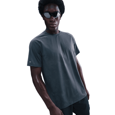 NIKE STRIDE MEN'S DRI-FIT ADV SHORT-SLEEVE RUNNING TOP WITH REFLECTIVE ACCENTS