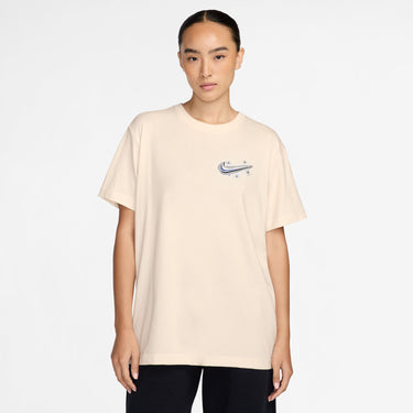 AS WOMEN'S NIKE SPORTSWEAR CLSC BF AIRBRUSH BTTR TEE