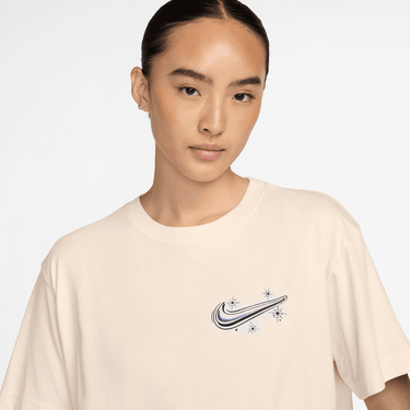AS WOMEN'S NIKE SPORTSWEAR CLSC BF AIRBRUSH BTTR TEE