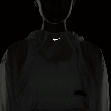 NIKE RUN DIVISION WOMEN'S PACKABLE RUNNING JACKET