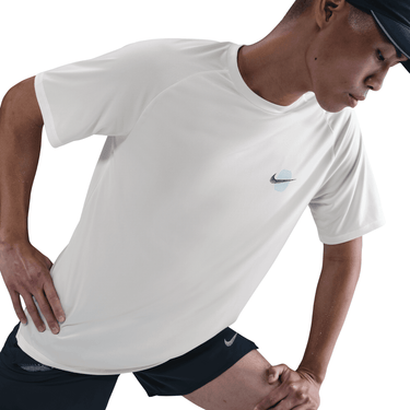 NIKE STRIDE MEN'S DRI-FIT ADV SHORT-SLEEVE RUNNI NG TOP